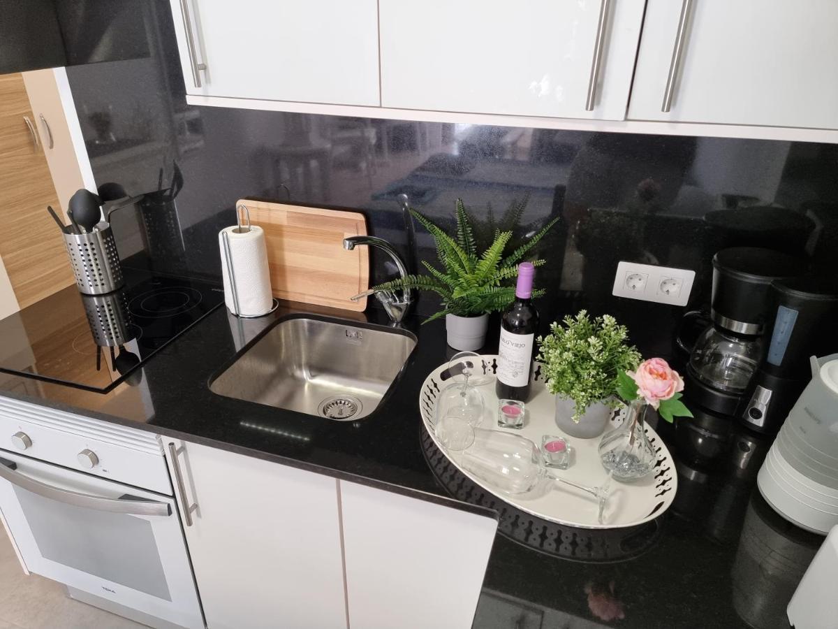 Studio No 2 Just 100 To Beach And Sea, Large Terrace, Heated Pool, Wifi, Aircondition For A Fee Playa de las Americas  Zewnętrze zdjęcie