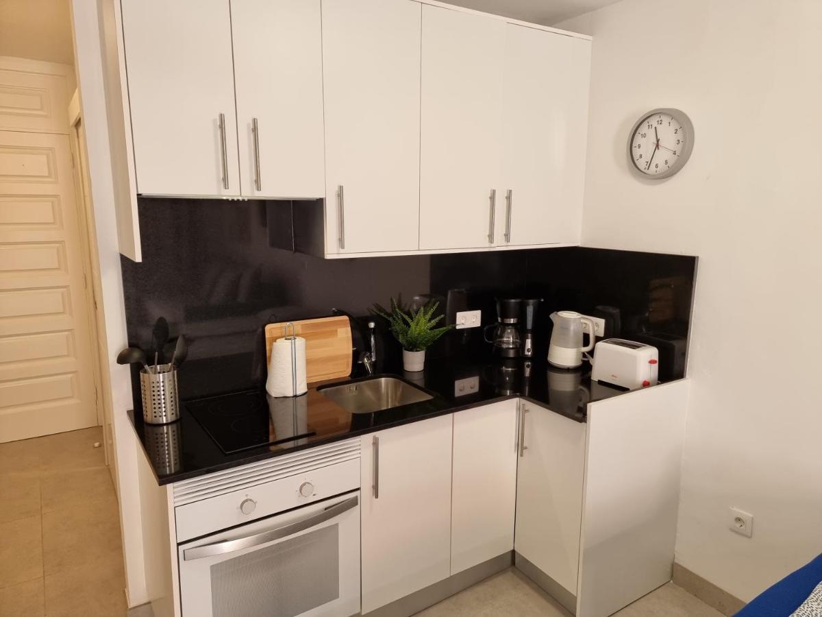 Studio No 2 Just 100 To Beach And Sea, Large Terrace, Heated Pool, Wifi, Aircondition For A Fee Playa de las Americas  Zewnętrze zdjęcie