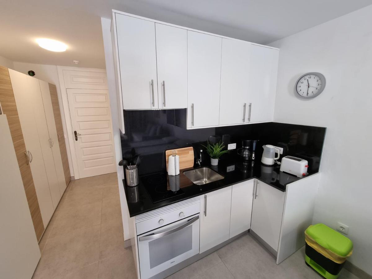 Studio No 2 Just 100 To Beach And Sea, Large Terrace, Heated Pool, Wifi, Aircondition For A Fee Playa de las Americas  Zewnętrze zdjęcie