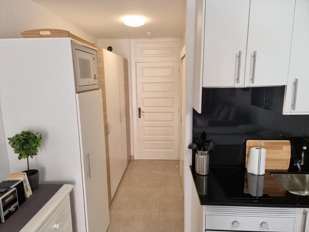 Studio No 2 Just 100 To Beach And Sea, Large Terrace, Heated Pool, Wifi, Aircondition For A Fee Playa de las Americas  Zewnętrze zdjęcie